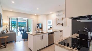 Jääkaappi, mikroaaltouuni, uuni, liesi