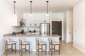 Fridge, microwave, oven, stovetop - Marina-View Luxury Villa with Dual Master Suites (Playa Flamingo)