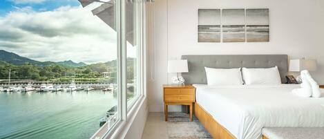 2 makuuhuonetta, työpöytä, silitysrauta/-lauta, vauvan matkasänky