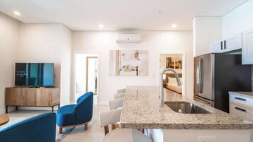 Kjøleskap, mikrobølgeovn, ovn og kokeplater