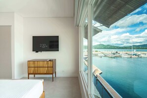 2 chambres, bureau, fer et planche à repasser, lit de bébé portatif
