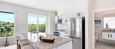 Réfrigérateur, four à micro-ondes, surface de cuisson, lave-vaisselle