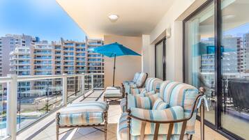 Condo, varias camas, balcón, vista al océano (Las Palomas Resort Diamante 601) | Terraza o patio