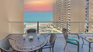 Condo, varias camas, balcón, vista al océano (Las Palomas Resort Cabrillo 804) | Restaurante al aire libre