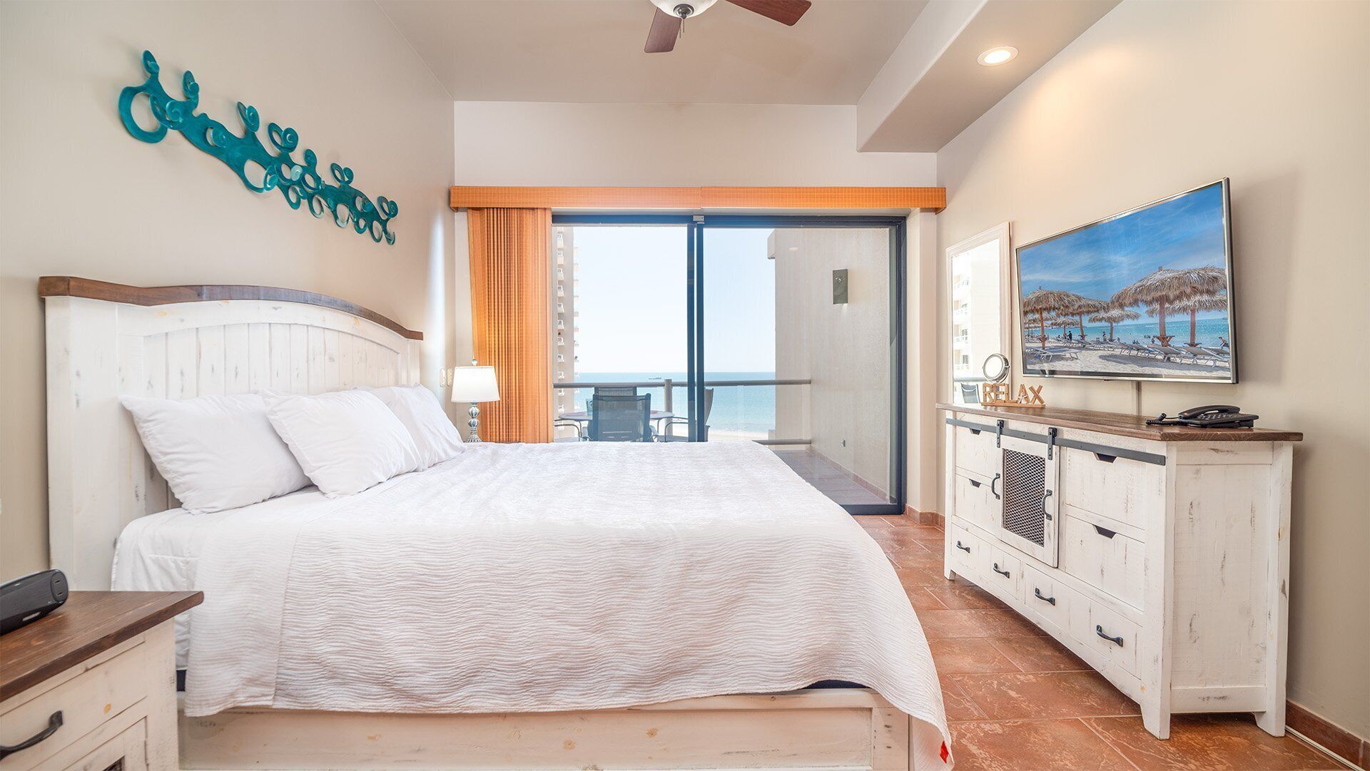 Condo, varias camas, balcón, vista al océano (Las Palomas Resort Cortez 404) | 2 habitaciones, decoración personalizada y muebles diferentes 