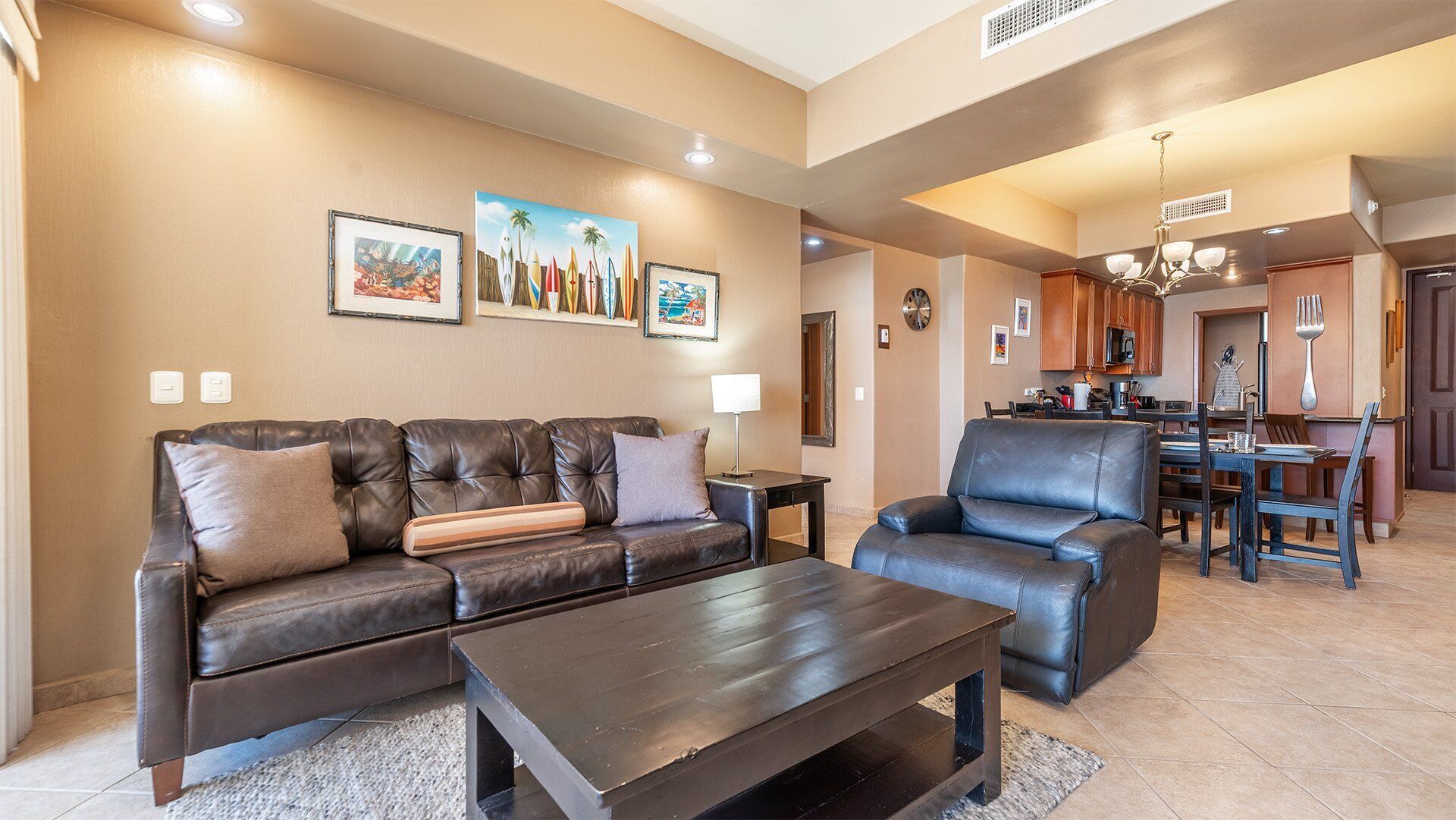 Condo, varias camas, balcón, vista al océano (Las Palomas Resort Topaz 603) | Área de sala de estar | Televisión de pantalla plana de 42 pulgadas con canales digitales 