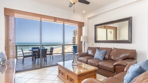 Condo, nhiều giường, ban công, quang cảnh biển (Las Palomas Resort Diamante 707) | Khu phòng khách | TV màn hình phẳng 42-inch có truyền hình kỹ thuật số 