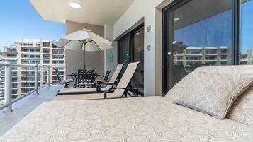 Condo, varias camas, balcón, vista al océano (Las Palomas Resort Coronado 1204) | Restaurante al aire libre