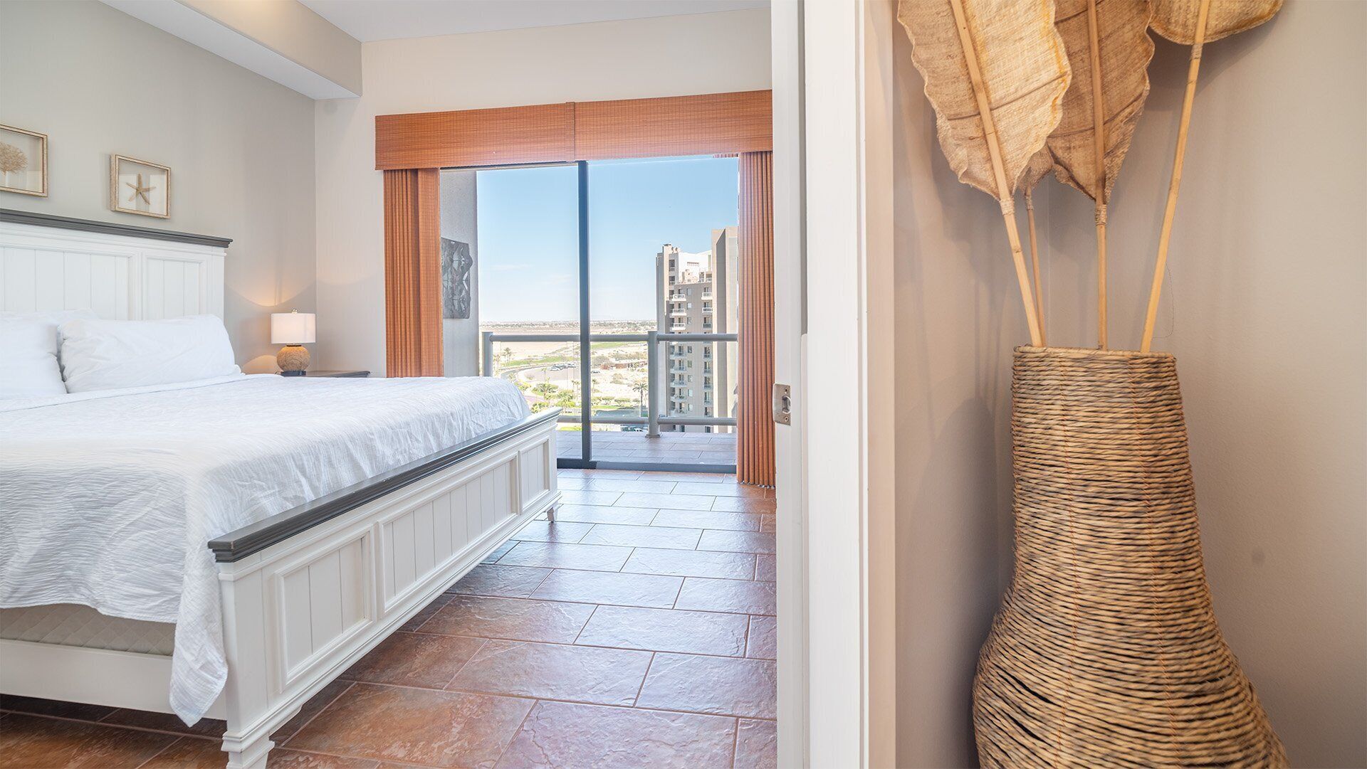 Condo, varias camas, balcón, vista al océano (Las Palomas Resort Coronado 901) | 2 habitaciones, decoración personalizada y muebles diferentes 