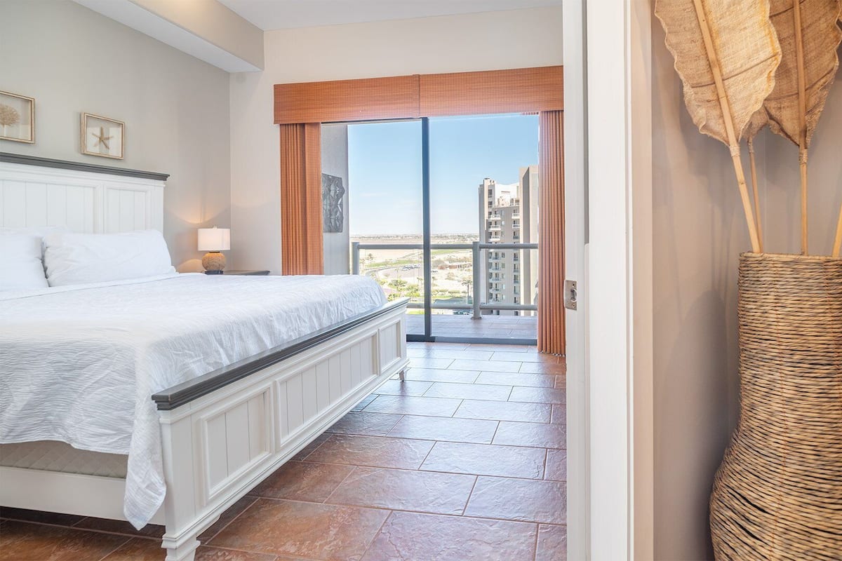 Condo, varias camas, balcón, vista al océano (Las Palomas Resort Coronado 901) | 2 habitaciones, decoración personalizada y muebles diferentes