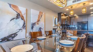 Condo, varias camas, balcón, vista al océano (Las Palomas Resort Cabrillo 804) | Restaurantes