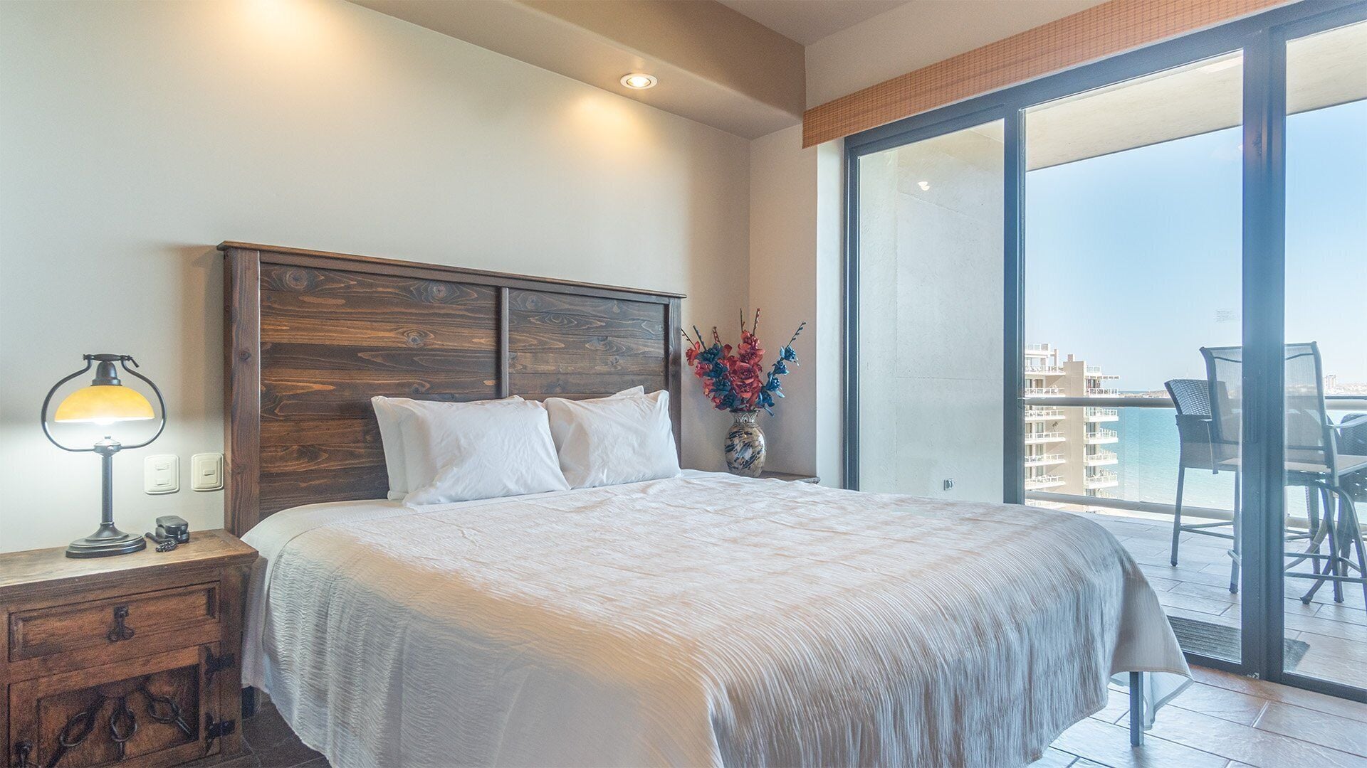 Condo, varias camas, balcón, vista al océano (Las Palomas Resort Cristal 903) | 2 habitaciones, decoración personalizada y muebles diferentes 