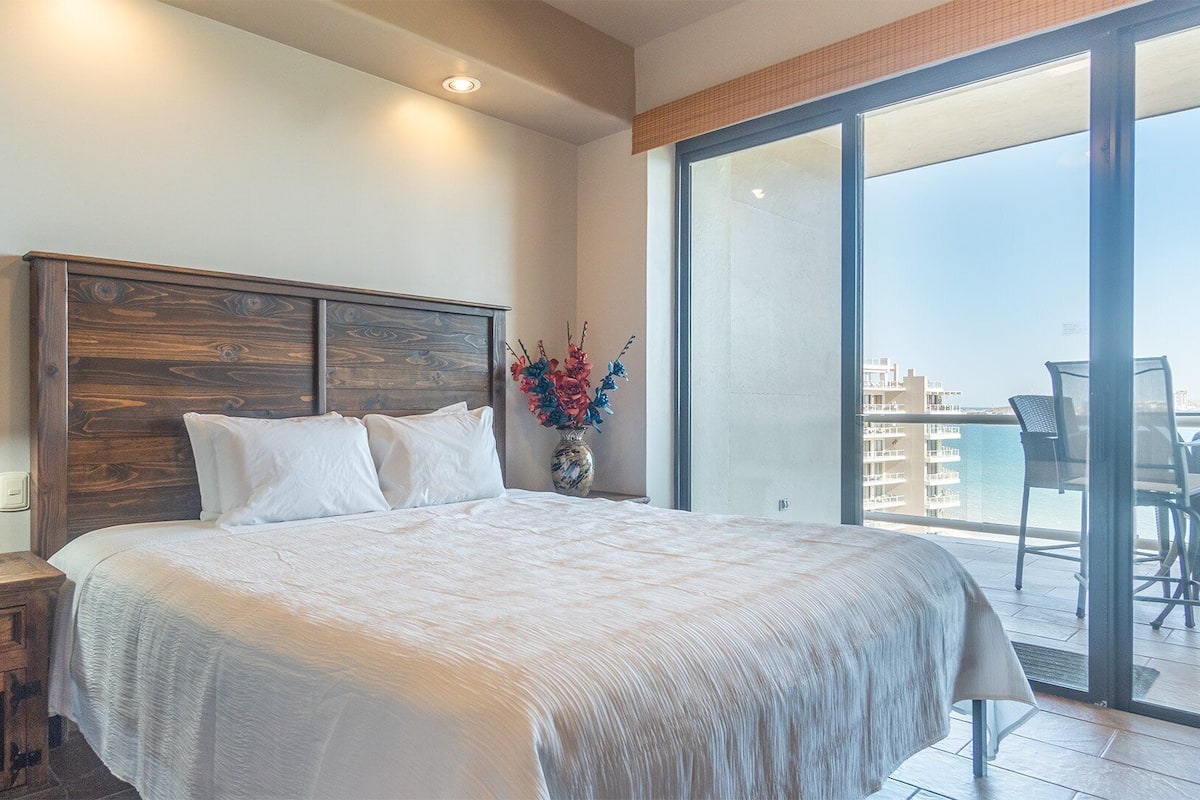 Condo, varias camas, balcón, vista al océano (Las Palomas Resort Cristal 903) | 2 habitaciones, decoración personalizada y muebles diferentes