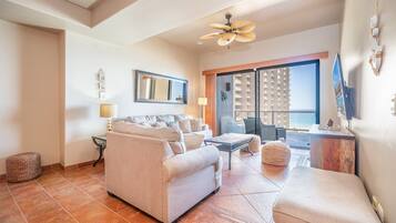 Condo, varias camas, balcón, vista al océano (Las Palomas Resort Cortez 404) | Área de sala de estar | Televisión de pantalla plana de 42 pulgadas con canales digitales
