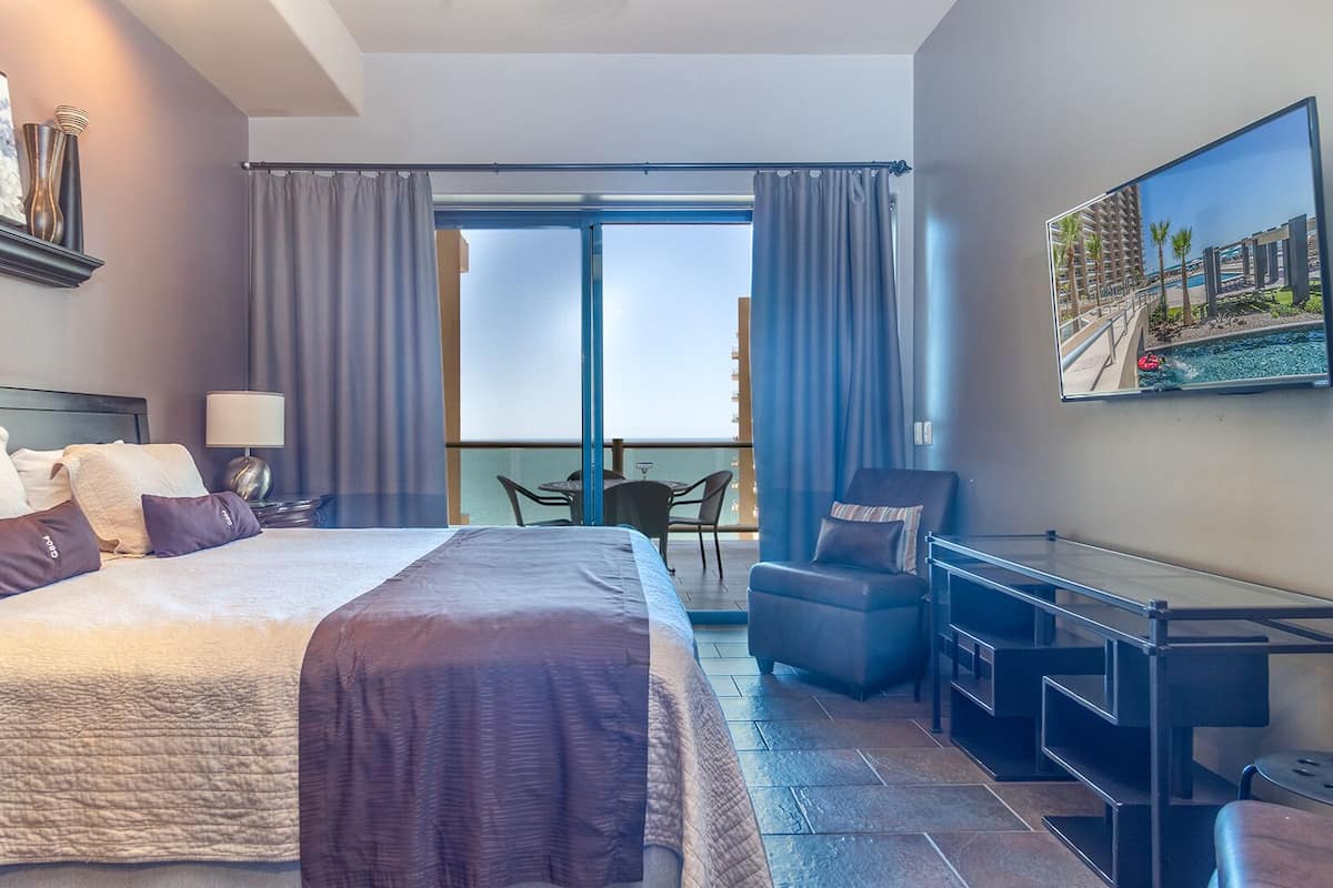 Condo, varias camas, balcón, vista al océano (Las Palomas Resort Cabrillo 804) | 2 habitaciones, decoración personalizada y muebles diferentes