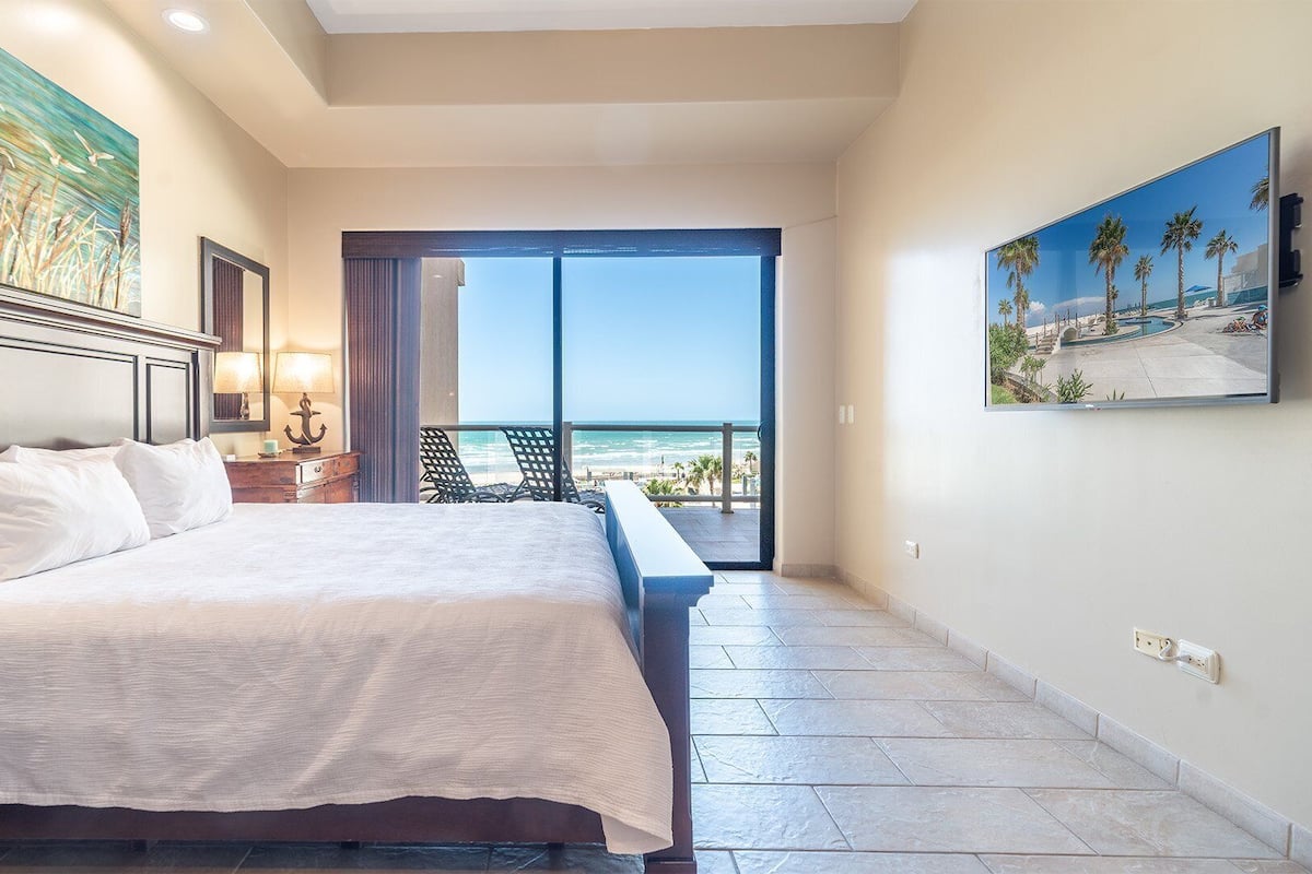 Condo, varias camas, balcón, vista al océano (Las Palomas Resort Cabrillo 206) | 2 habitaciones, decoración personalizada y muebles diferentes