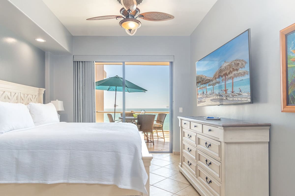 Condo, varias camas, balcón, vista al océano (Las Palomas Resort Diamante 601) | 2 habitaciones, decoración personalizada y muebles diferentes