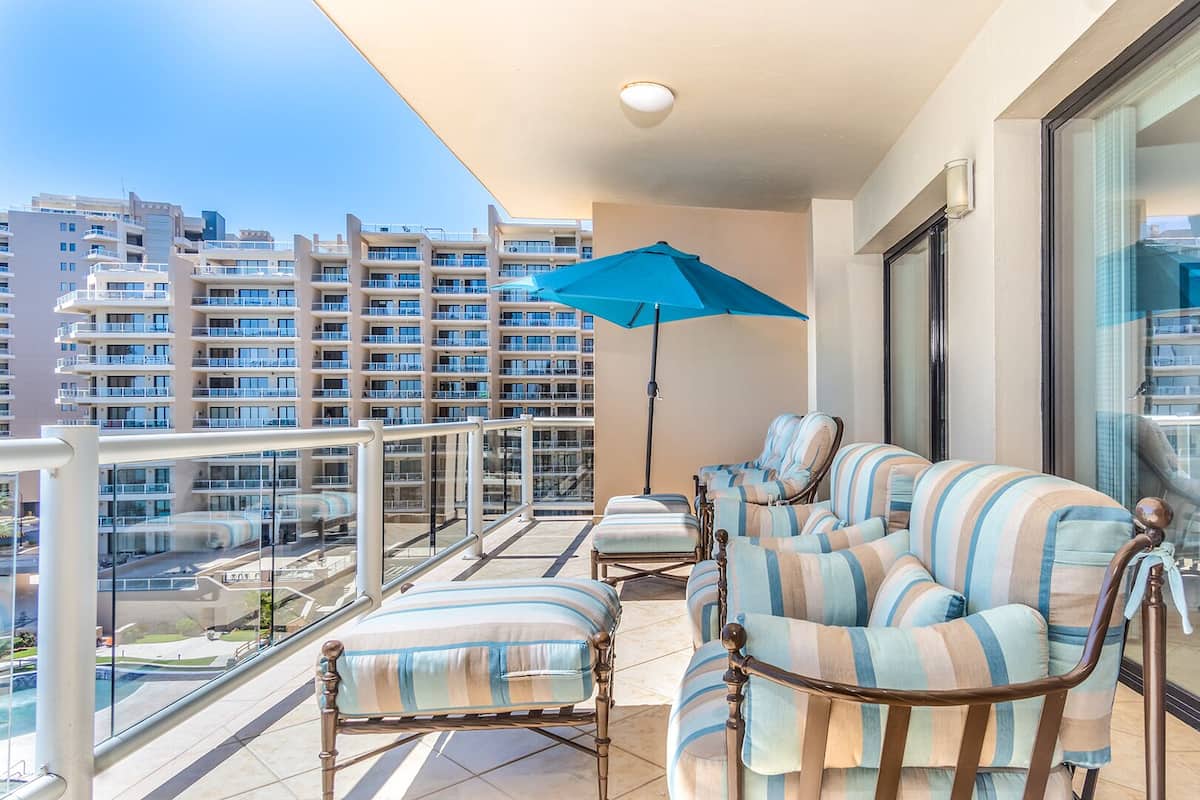 Condo, varias camas, balcón, vista al océano (Las Palomas Resort Diamante 601) | Terraza o patio