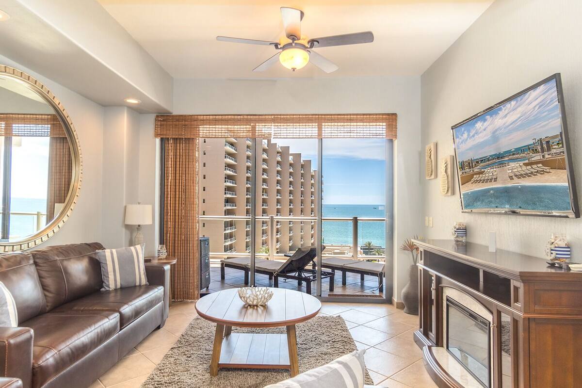 Condo, varias camas, balcón, vista al océano (Las Palomas Resort Opalo 504) | Área de sala de estar | Televisión de pantalla plana de 42 pulgadas con canales digitales