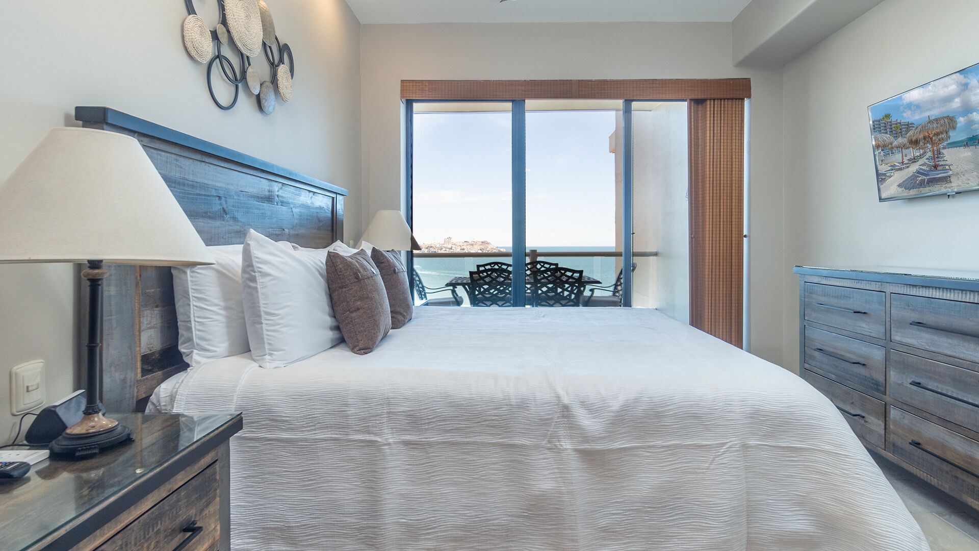 Condo, varias camas, balcón, vista al océano (Las Palomas Resort Cristal 805) | 2 habitaciones, decoración personalizada y muebles diferentes 