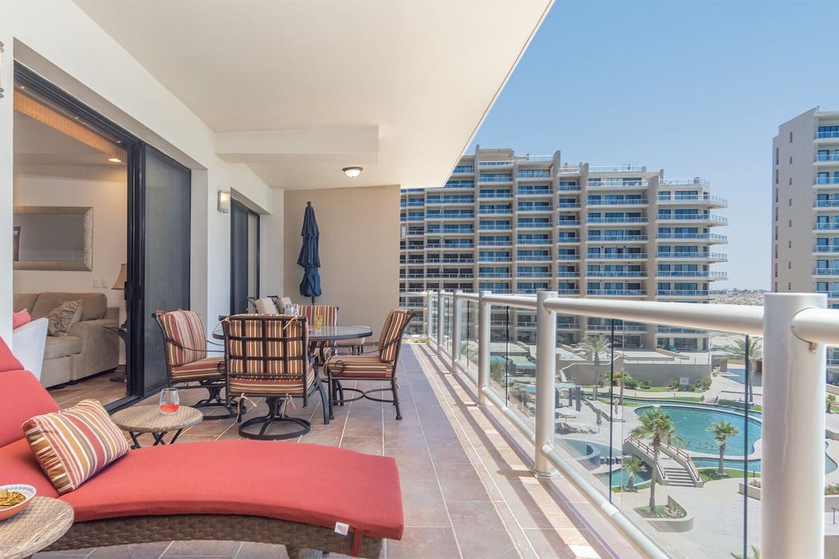 Condo, varias camas, balcón, vista al océano (Las Palomas Resort Cristal 503) | Restaurante al aire libre