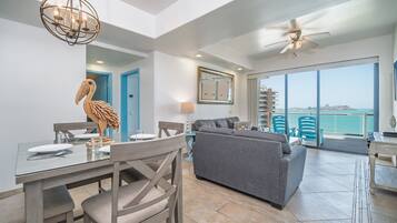 Condo, varias camas, balcón, vista al océano (Las Palomas Resort Cristal 603) | Restaurantes