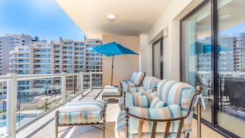 Condo, varias camas, balcón, vista al océano (Las Palomas Resort Diamante 601) | Terraza o patio