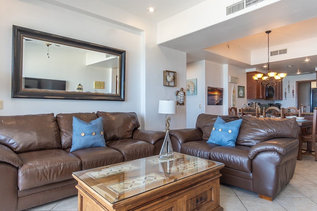 Condo, varias camas, balcón, vista al océano (Las Palomas Resort Diamante 707) | Área de sala de estar | Televisión de pantalla plana de 42 pulgadas con canales digitales