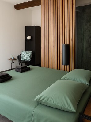 1 bedroom, bed sheets