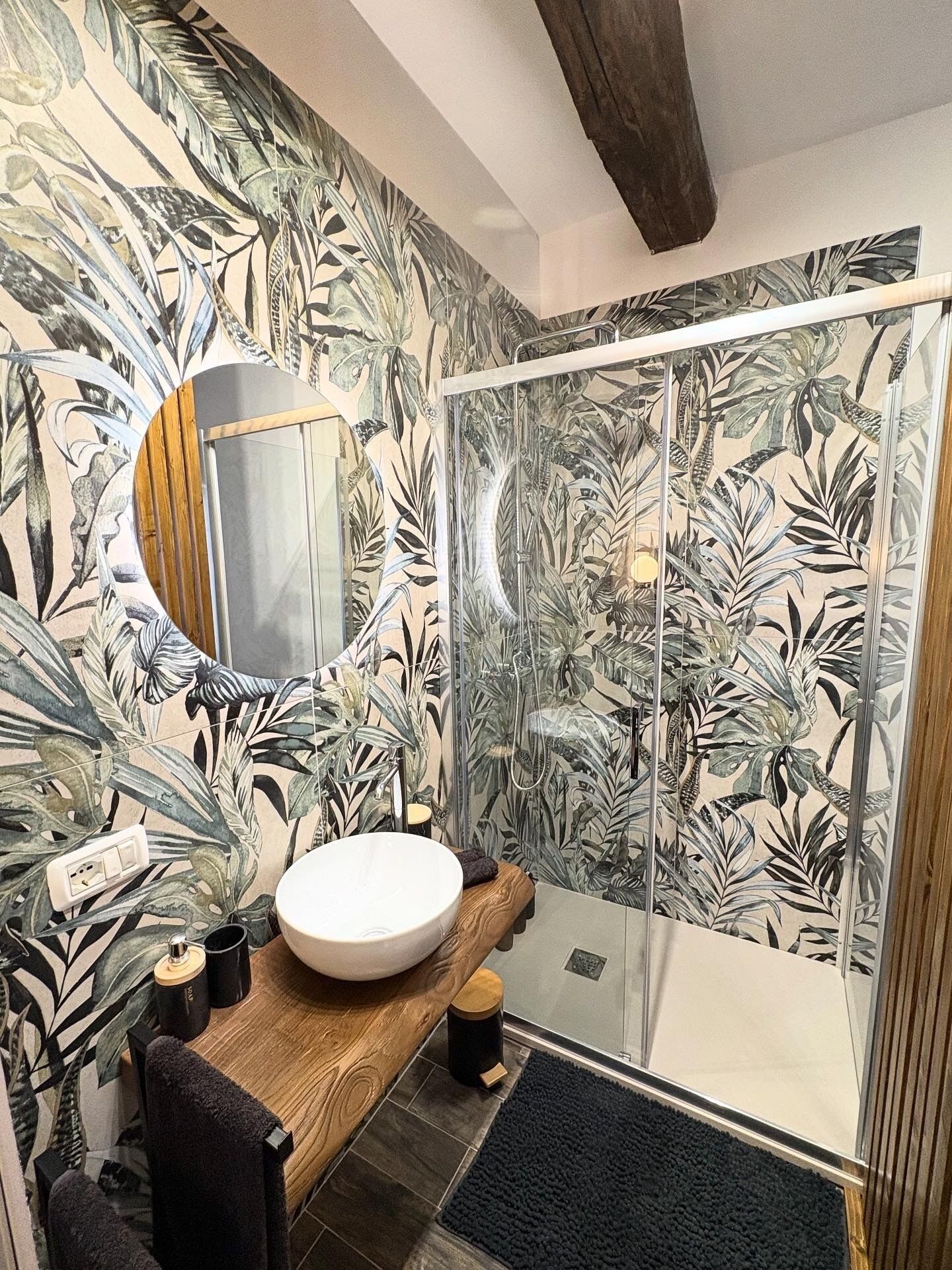 مستلزمات مجانية للعناية الشخصية، مجففات شعر، برانس (أردية) حمّام، مناشف