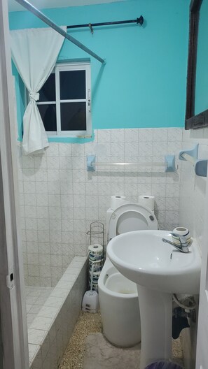 Shower, hair dryer, towels, soap - BAYVIEW LUXURY RETREATS   (Reading)