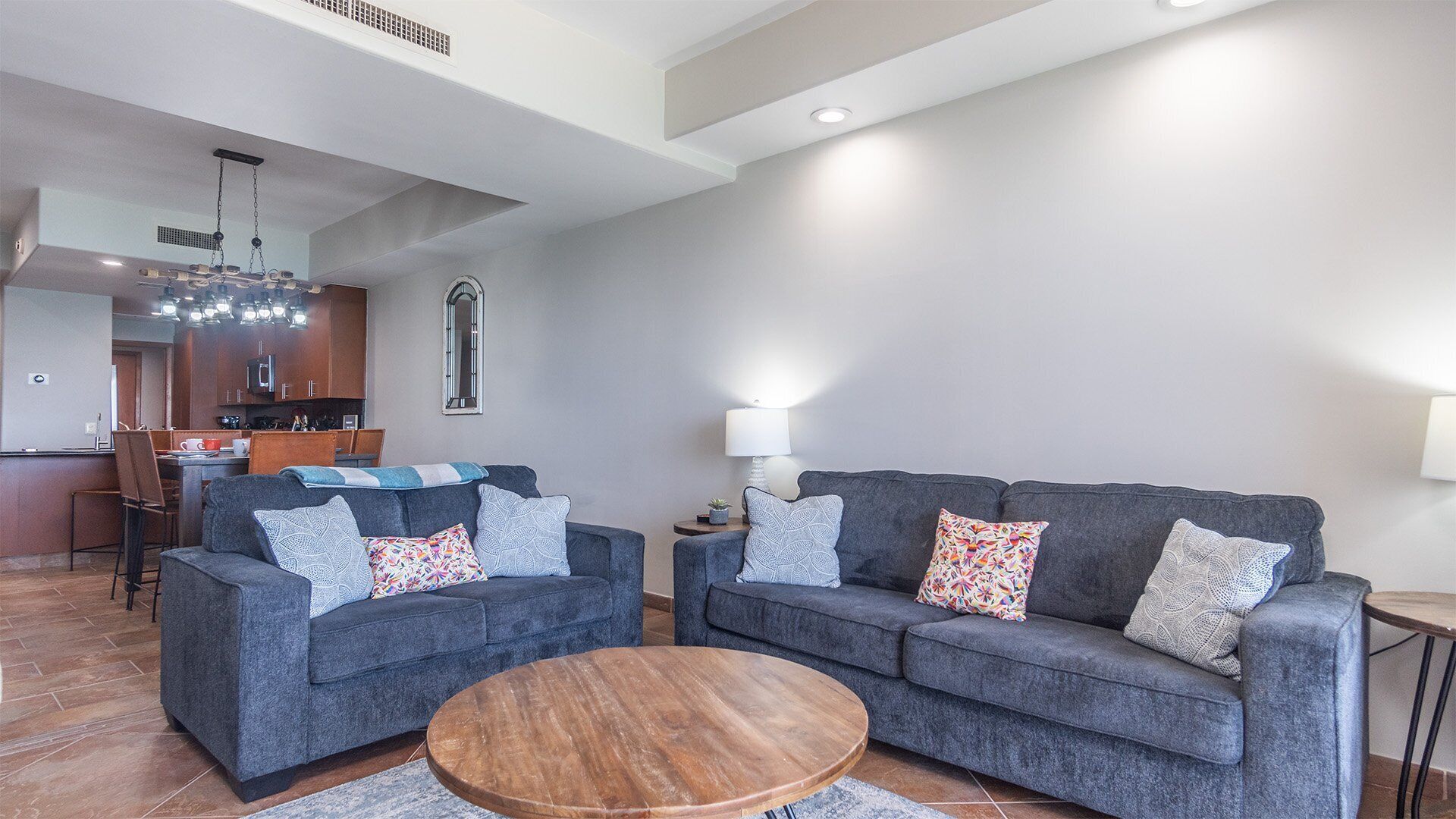 Condo, nhiều giường, ban công, quang cảnh biển (Las Palomas Resort Cristal 1004) | Khu phòng khách | TV màn hình phẳng 42-inch có truyền hình kỹ thuật số 