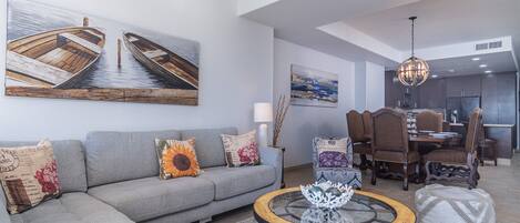 Condo, varias camas, balcón, vista al océano (Las Palomas Resort Coronado 1107) | Área de sala de estar | Televisión de pantalla plana de 42 pulgadas con canales digitales