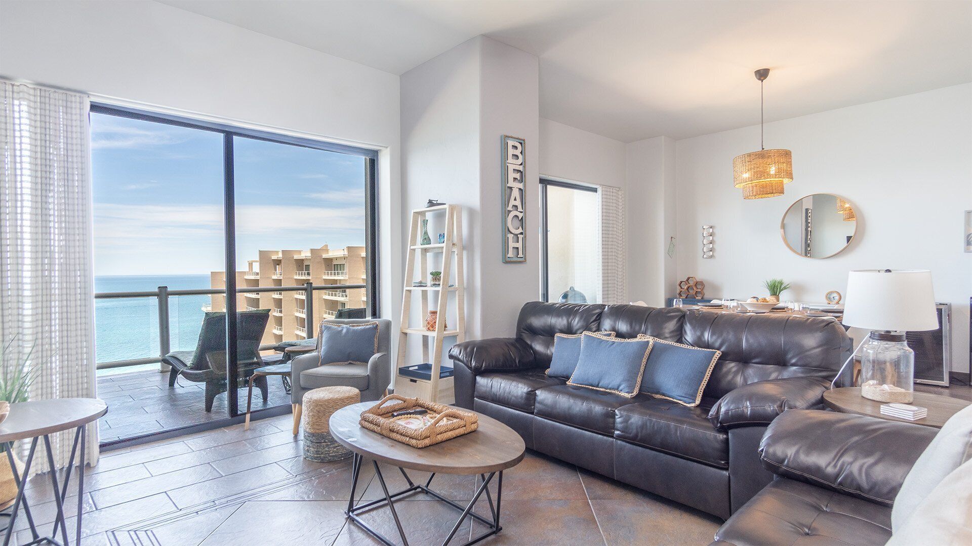 Huoneisto, useita sänkyjä, parveke, valtamerinäköala (Las Palomas Resort Cabrillo 1506) | Oleskelualue | 42–tuumainen taulutelevisio, jossa digitaalikanavat