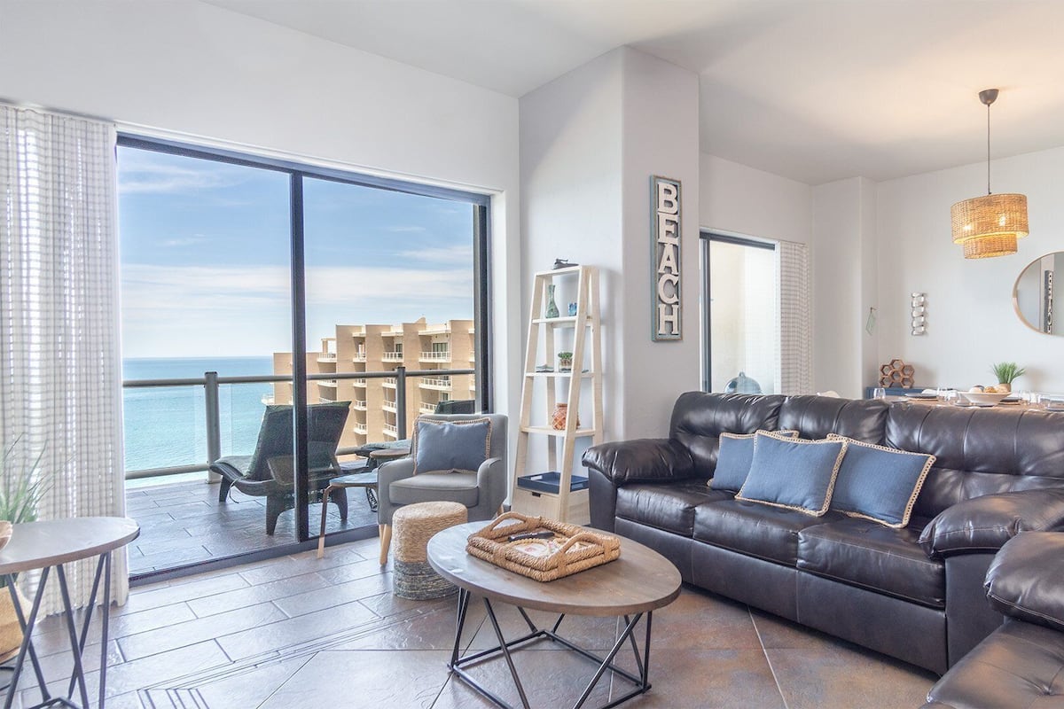 Huoneisto, useita sänkyjä, parveke, valtamerinäköala (Las Palomas Resort Cabrillo 1506) | Oleskelualue | 42–tuumainen taulutelevisio, jossa digitaalikanavat