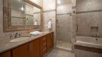 Kondominium, Beberapa Tempat Tidur, balkon, pemandangan samudra (Las Palomas Resort Coronado 104) | Kamar mandi | Handuk