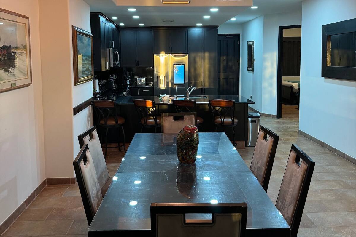 Condo, várias camas, sacada, vista para o oceano (Las Palomas Resort Coronado 1407) | 2 quartos, ferros/tábuas de passar roupa, individualmente decorados