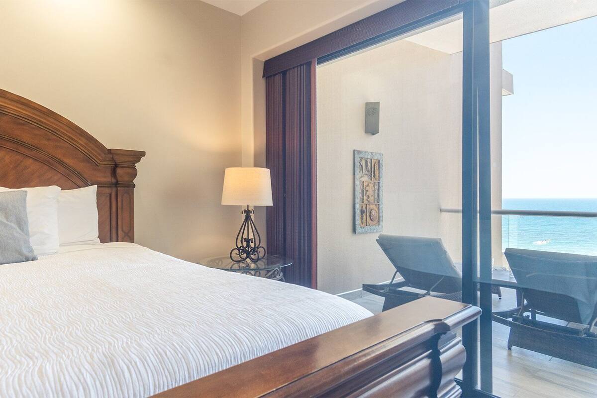 Condo, várias camas, sacada, vista para o oceano (Las Palomas Resort Cabrillo 604) | 2 quartos, ferros/tábuas de passar roupa, individualmente decorados