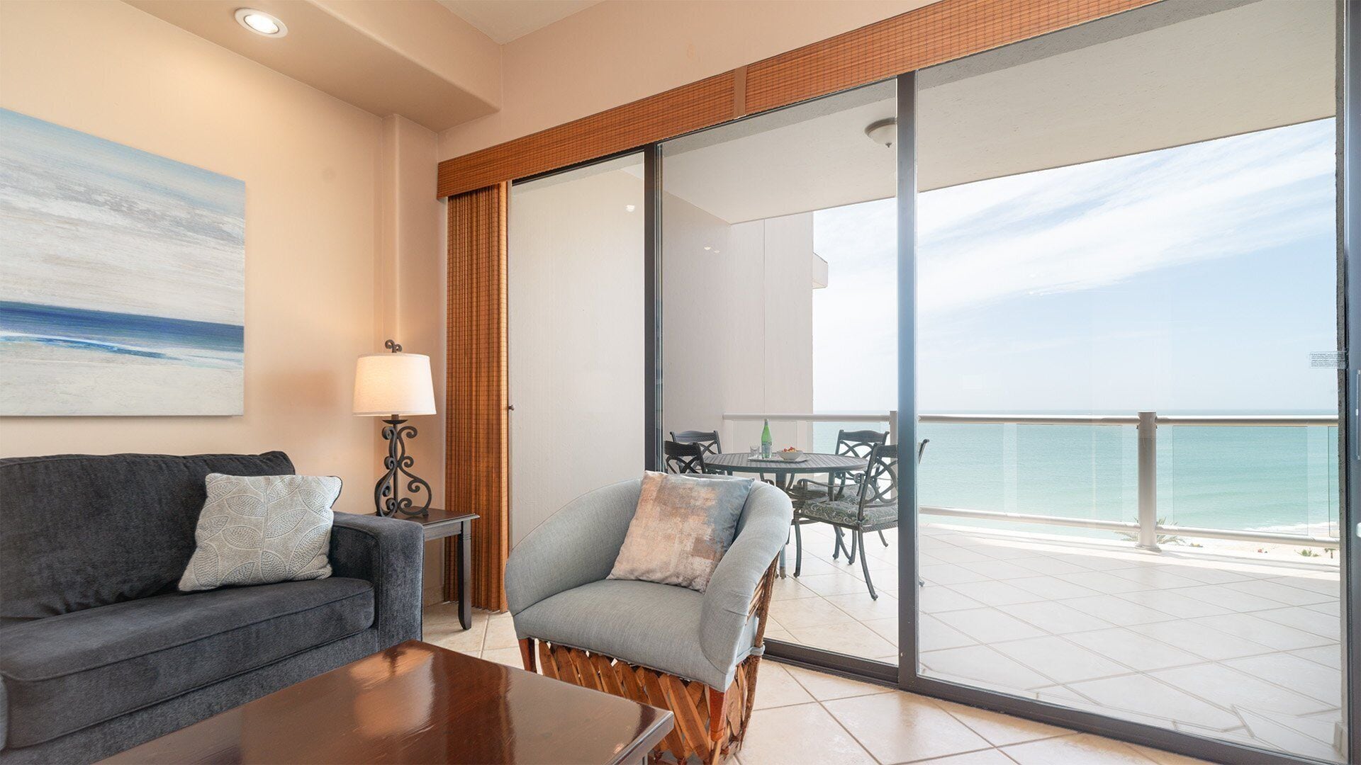 Leilighet, flere senger, kjæledyr ikke tillatt, havutsikt (Las Palomas Resort Diamante 704) | Oppholdsområde | En 42-tommers Flatskjerm-TV med digitale kanaler