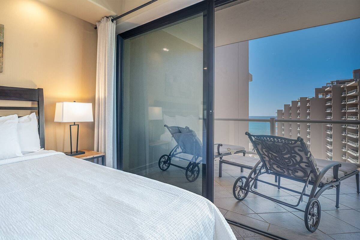 Condo, várias camas, sacada, vista para o oceano (Las Palomas Resort Topaz 803) | 2 quartos, ferros/tábuas de passar roupa, individualmente decorados