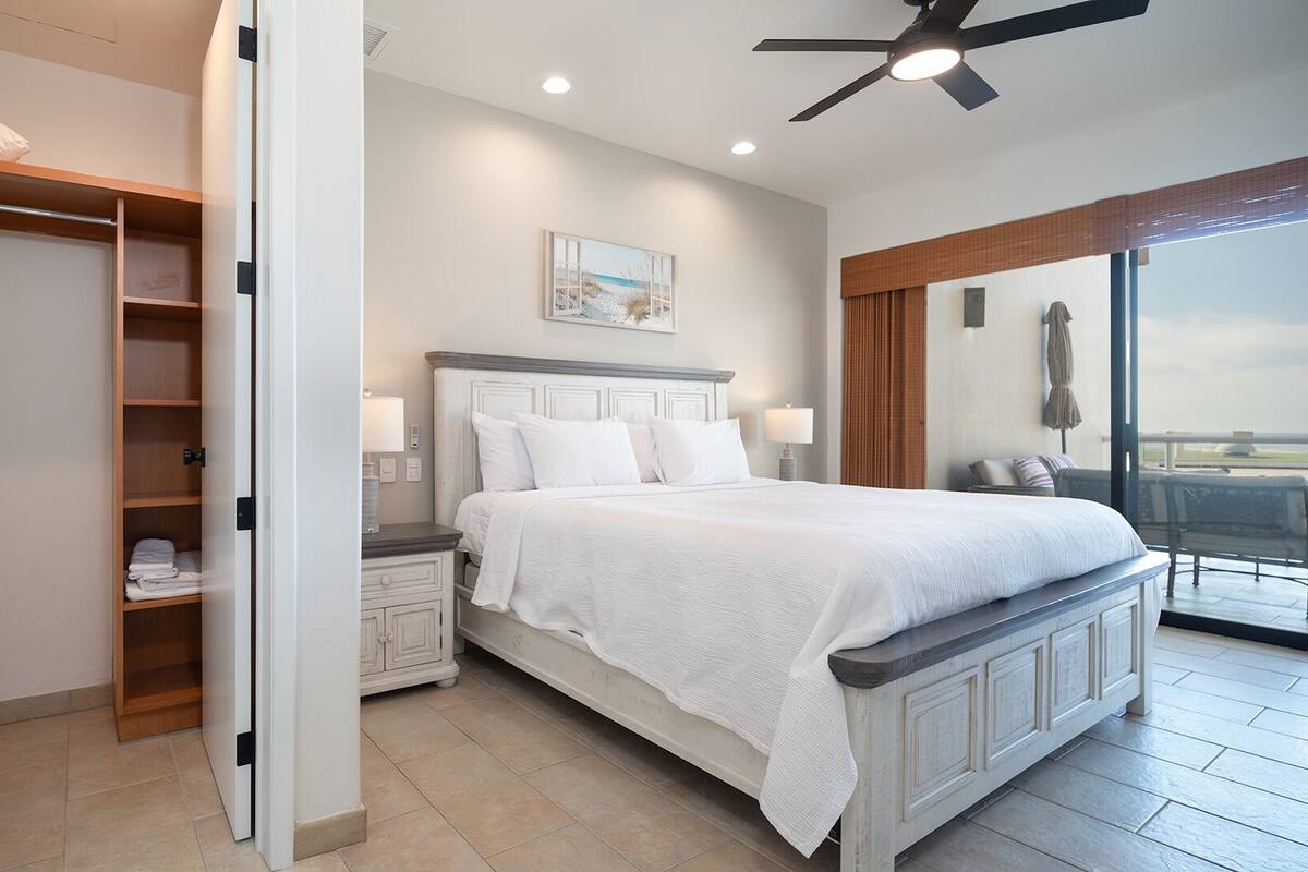 Condo, várias camas, sacada, vista para o oceano (Las Palomas Resort Coronado 104) | 2 quartos, ferros/tábuas de passar roupa, individualmente decorados