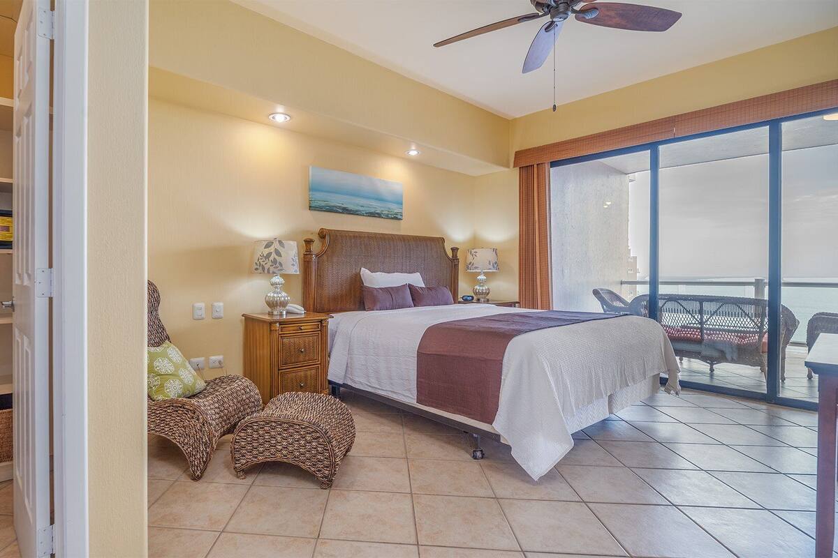 Condo, várias camas, sacada, vista para o oceano (Las Palomas Resort Rubi 806) | 2 quartos, ferros/tábuas de passar roupa, individualmente decorados