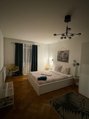 2 室のベッドルーム、アイロン / アイロン台、インターネット