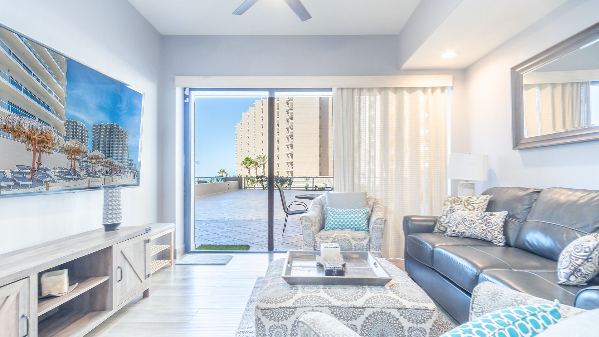 Apartment, Mehrere Betten, Balkon, Meerblick (Las Palomas Resort Topaz 101) | Wohnbereich | 42-Zoll-Flachbildfernseher mit Digitalempfang