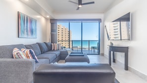 Condo, varias camas, balcón, vista al océano (Las Palomas Resort Opalo 407) | Área de sala de estar | Televisión de pantalla plana de 42 pulgadas con canales digitales