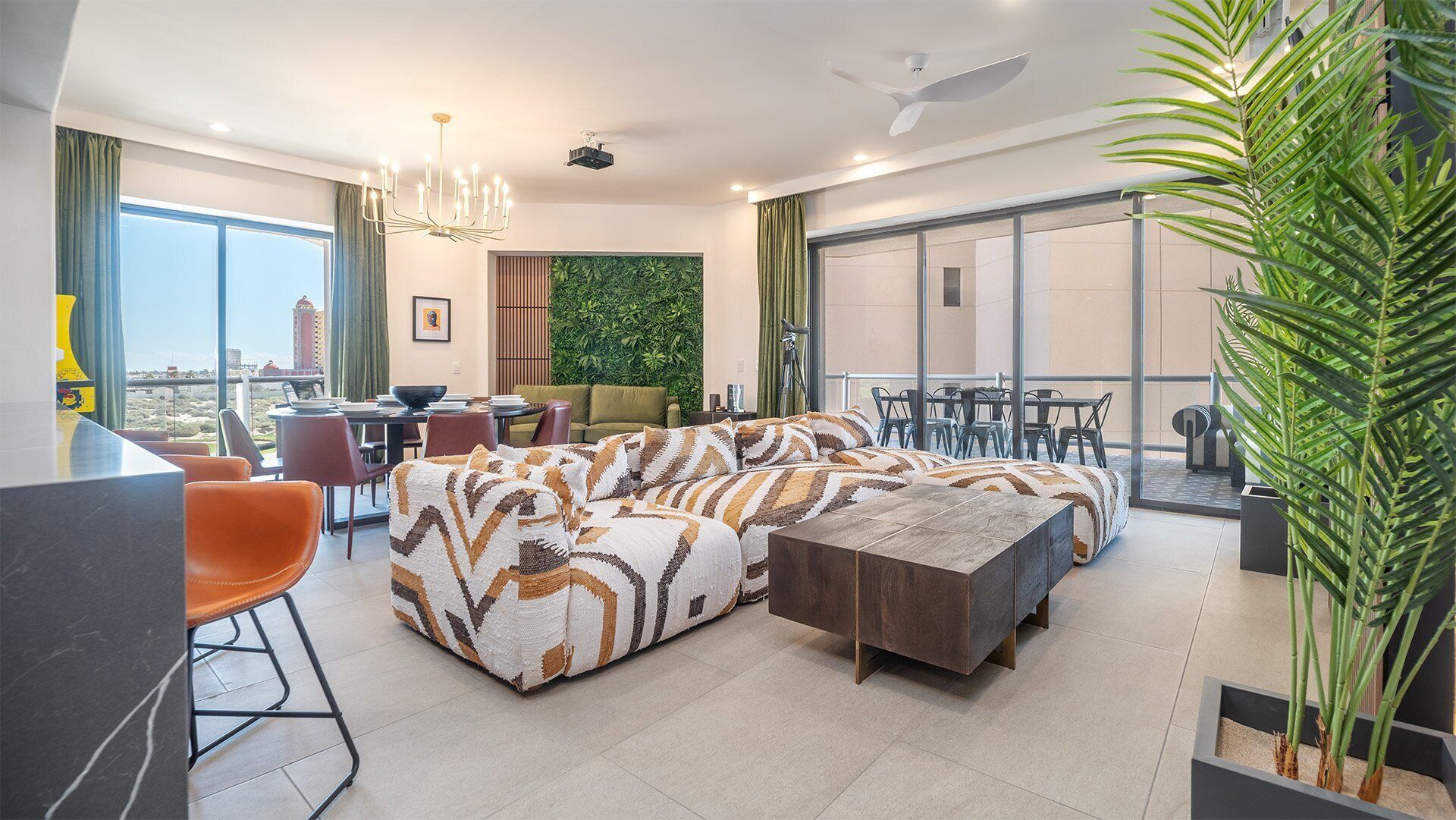 Condo, Plusieurs lits, balcon, vue sur le terrain de golf (Las Palomas Resort Rubi 208) | Aire de séjour | Téléviseur à écran plat de 42 po avec télévision numérique