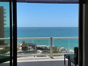 Condo, varias camas, balcón, vista al océano (Las Palomas Resort Opalo 407) | Interior