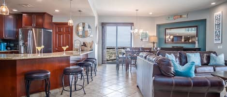 Condo, varias camas, balcón, vista al océano (Las Palomas Resort Rubi 608) | Área de sala de estar | Televisión de pantalla plana de 42 pulgadas con canales digitales