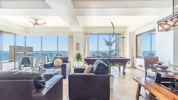 Condo, varias camas, balcón, vista al océano (Las Palomas Resort Diamante 1006) | Sala de juegos