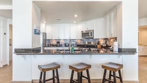 Condo, varias camas, balcón, vista al océano (Las Palomas Resort Diamante 1006) | Cocina privada | Cafetera y tetera